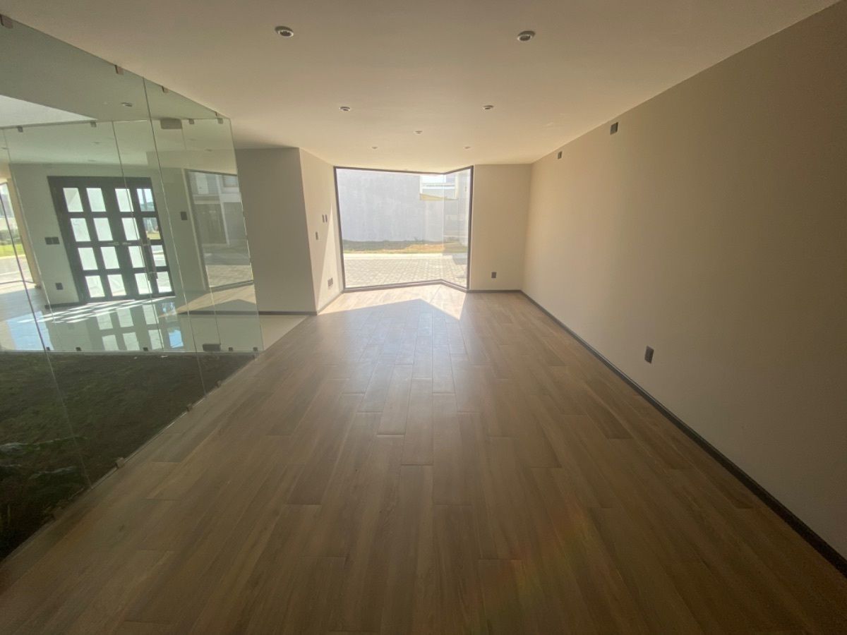 3 of 26: Sala y área de bar