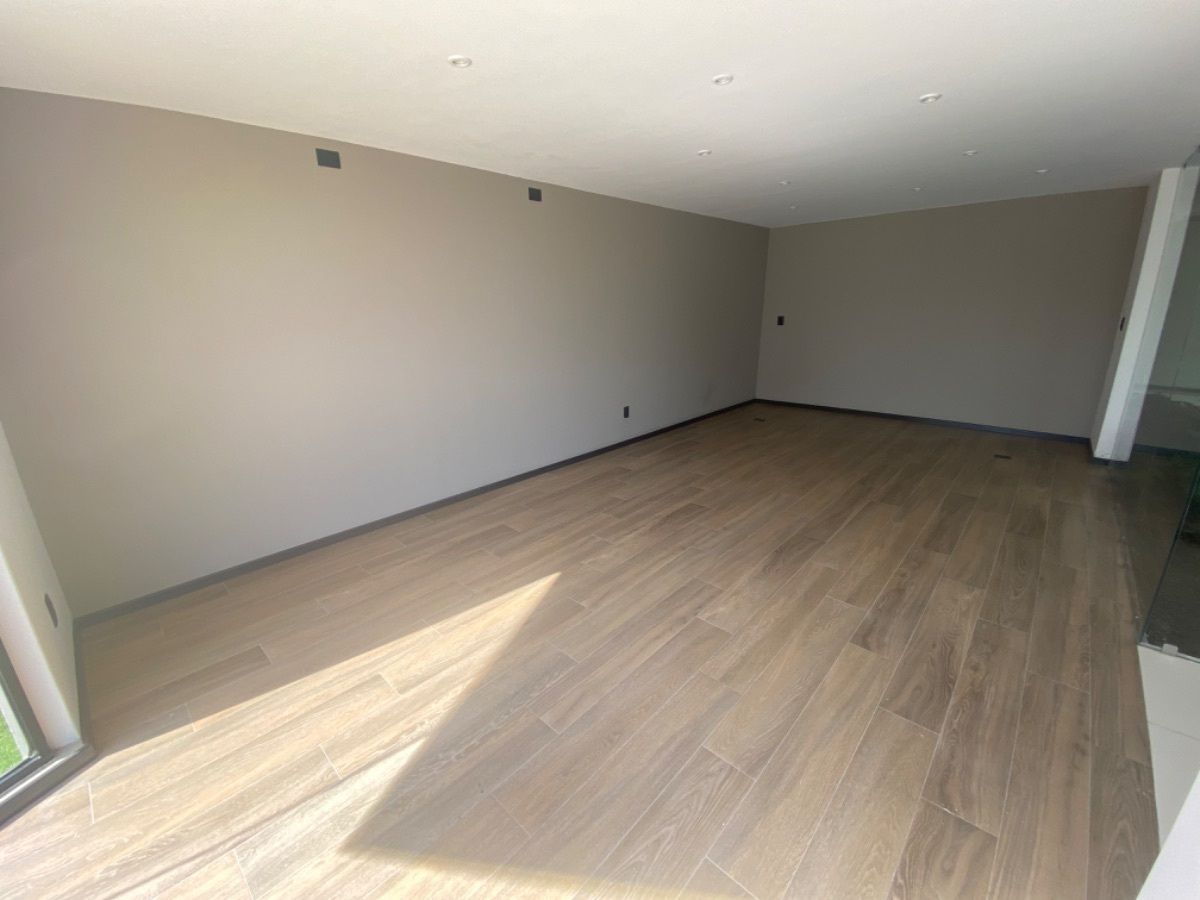 5 of 26: Sala y área de bar