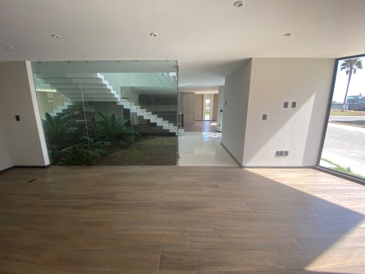 4 of 26: Sala y área de bar