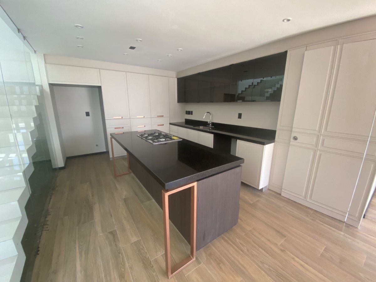 7 of 26: Cocina equipada con isla