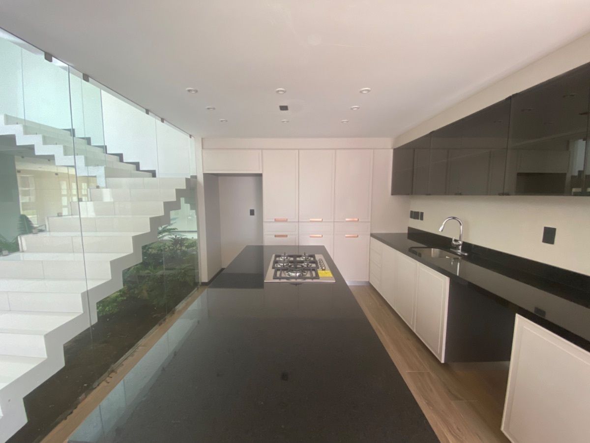 8 of 26: Cocina equipada con isla