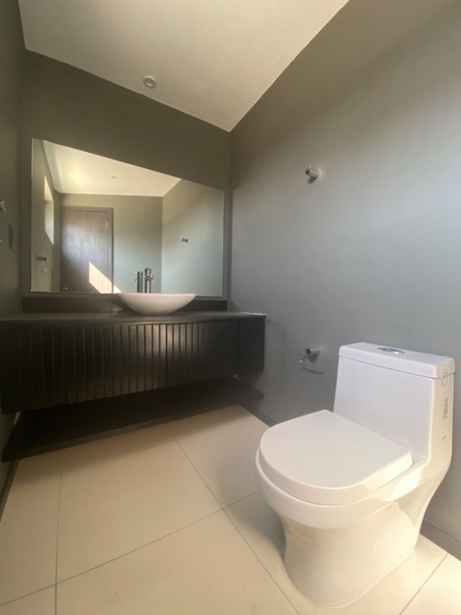 10 of 26: Medio baño