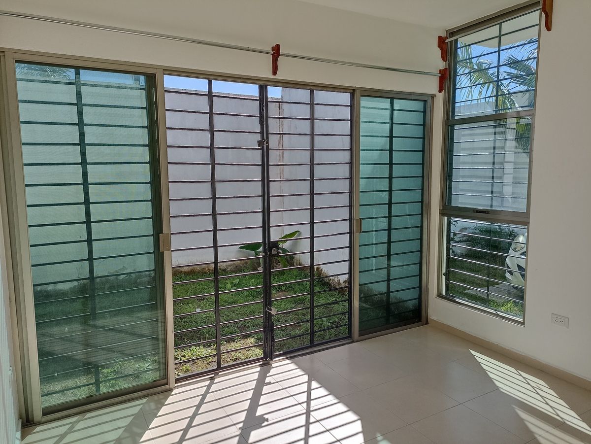 19 de 31: Sala y jardín interior 2