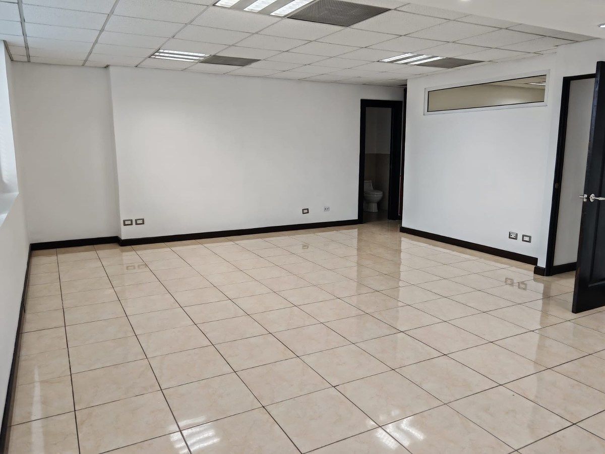 Oficina en Renta en Edificio Dubai, Zona 10 – Ubicación Estratégica - Image 2