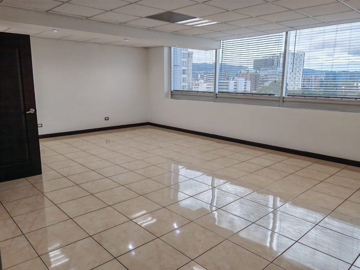 Oficina en Renta en Edificio Dubai, Zona 10 – Ubicación Estratégica - Image 1