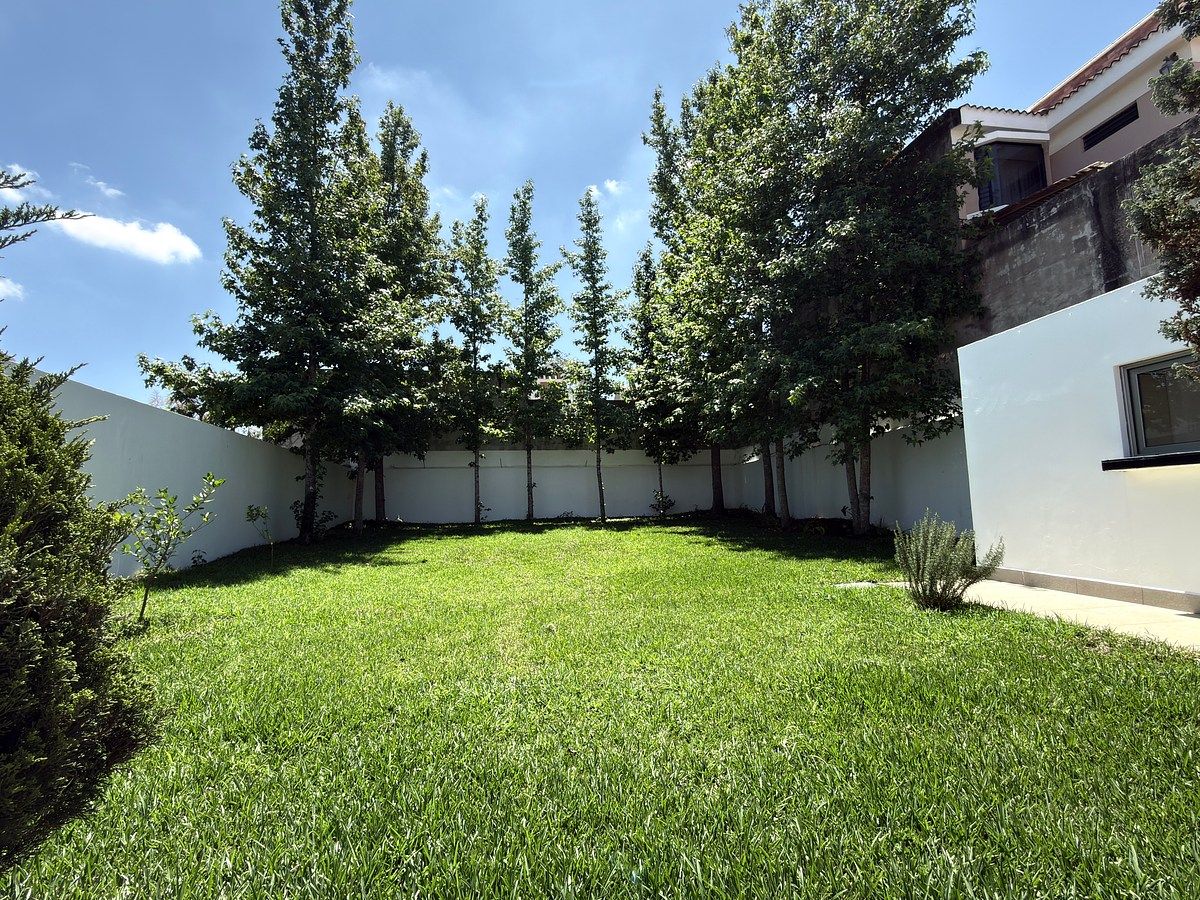 Jardin amplio con sistema de riego, foto 28 de 28
