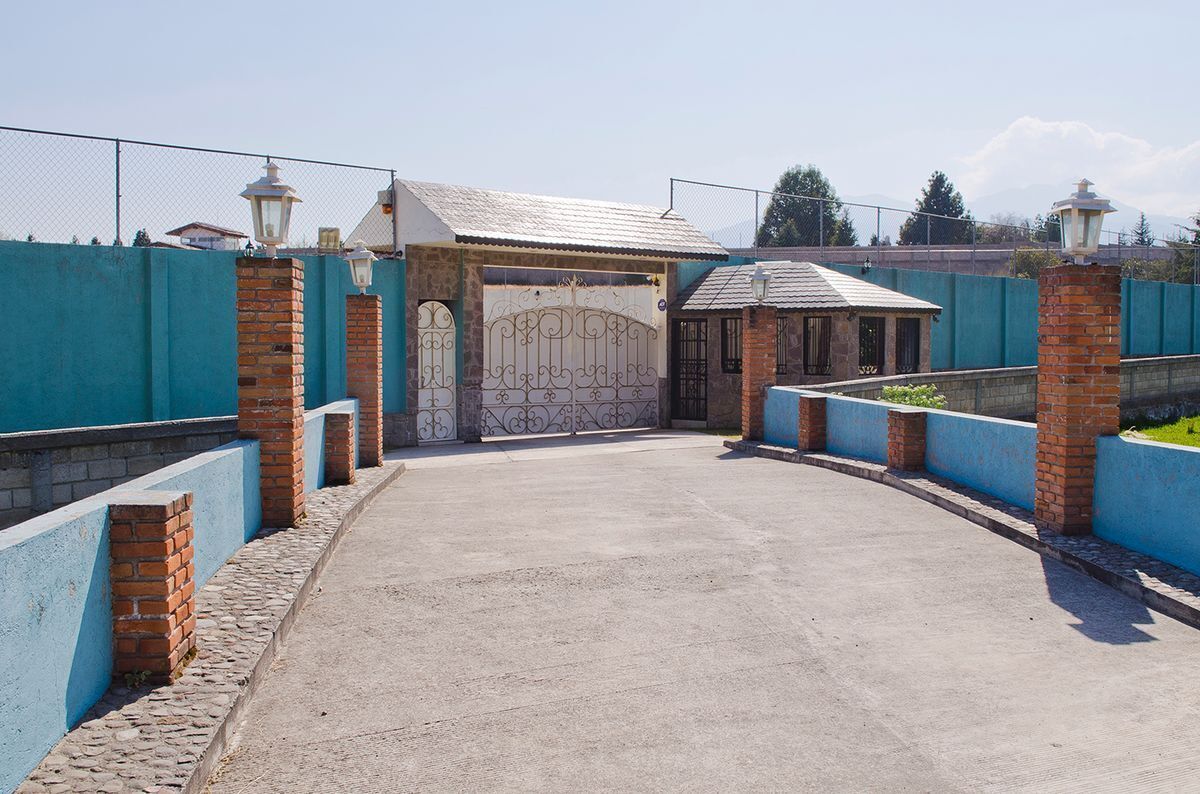 4 of 13: Entrada y caseta de seguridad 