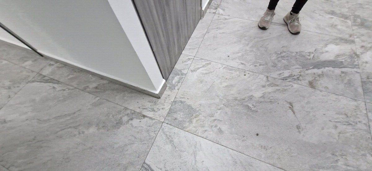 19 of 36: Piso de porcelanato de gran formato