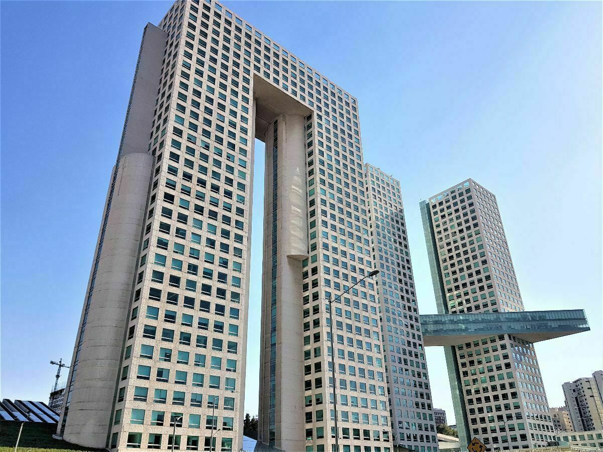 En el edificio El Pantalón varias oficinas en renta