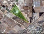 Gran Terreno plano a un lado del aeropuerto de Santa Lucía