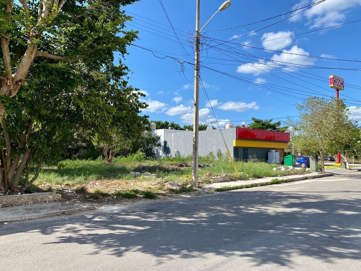 Terreno a metros de avenida y junto a OXXO en Montes de Amé, Mérida, Yucatán