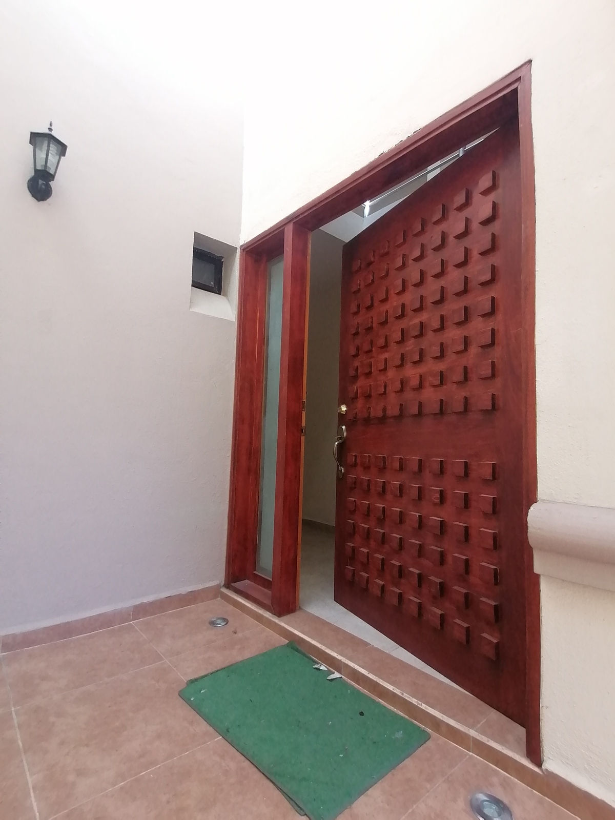 2 de 15: Acceso principal a la casa 