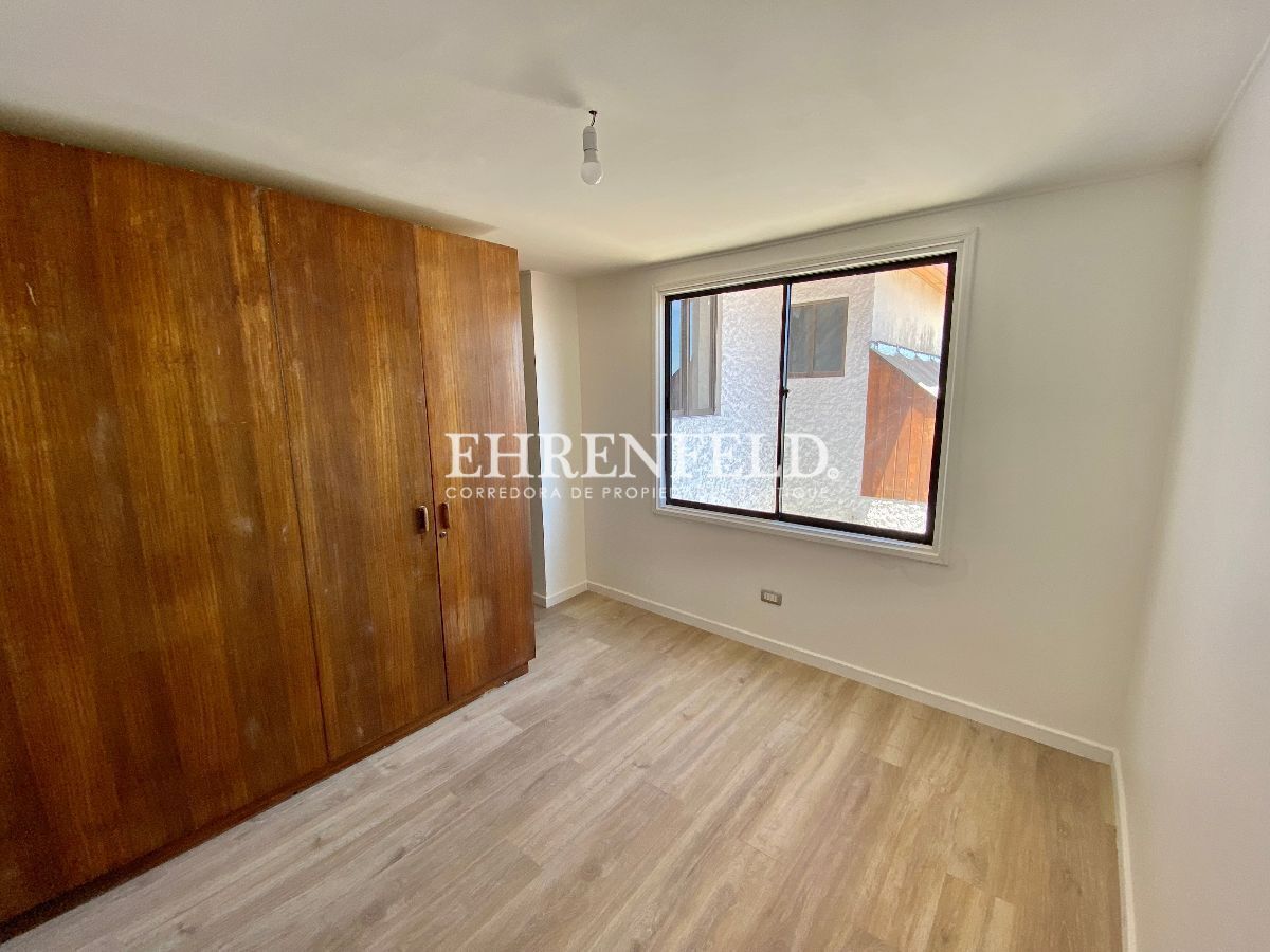 30 de 43: sala de estar con escritorio o gran dormitorio para 3 camas