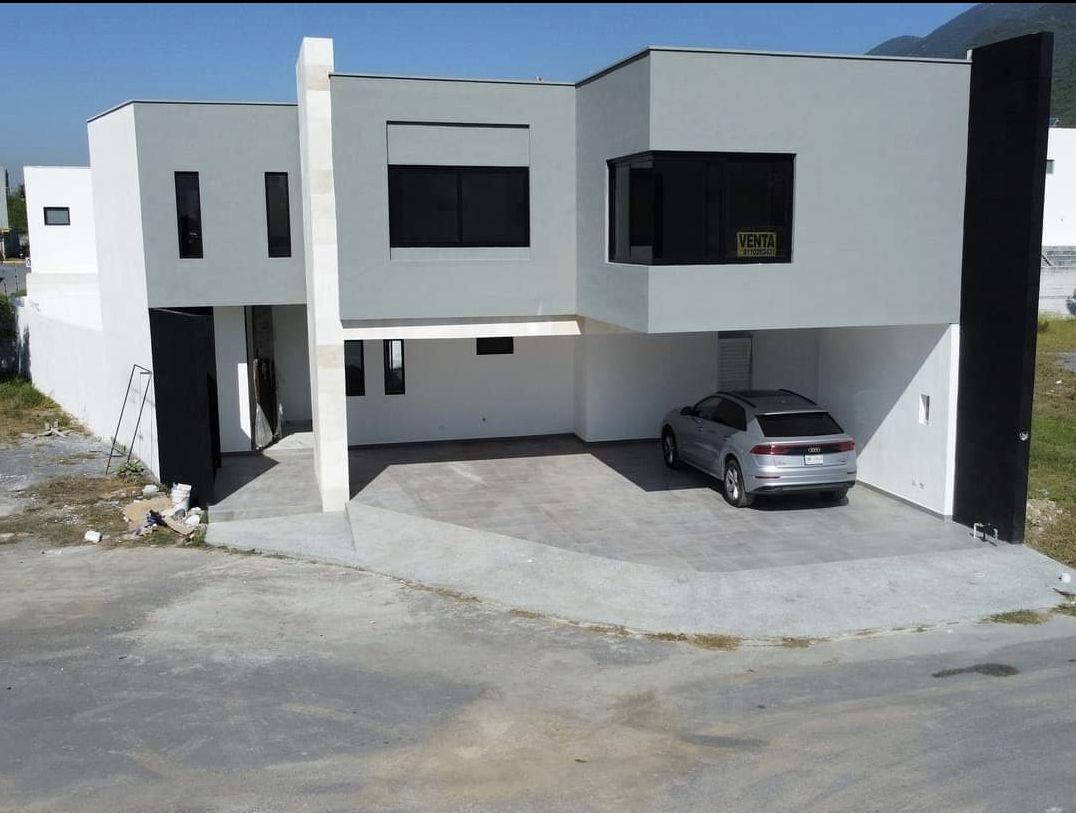 Casa en venta con recamara planta baja en Fracc. Laderas, Mty 