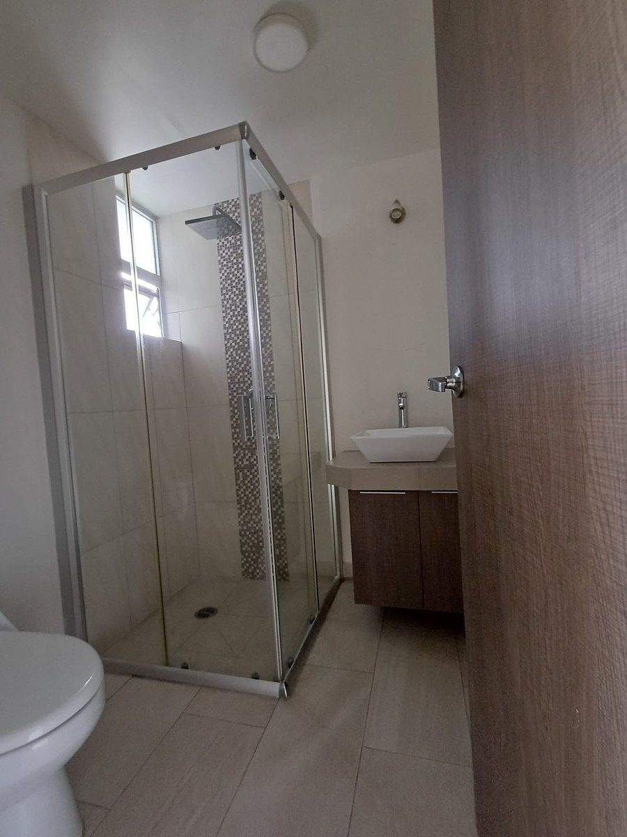 13 de 15: BAÑO VISITAS Y 2da RECAMARA