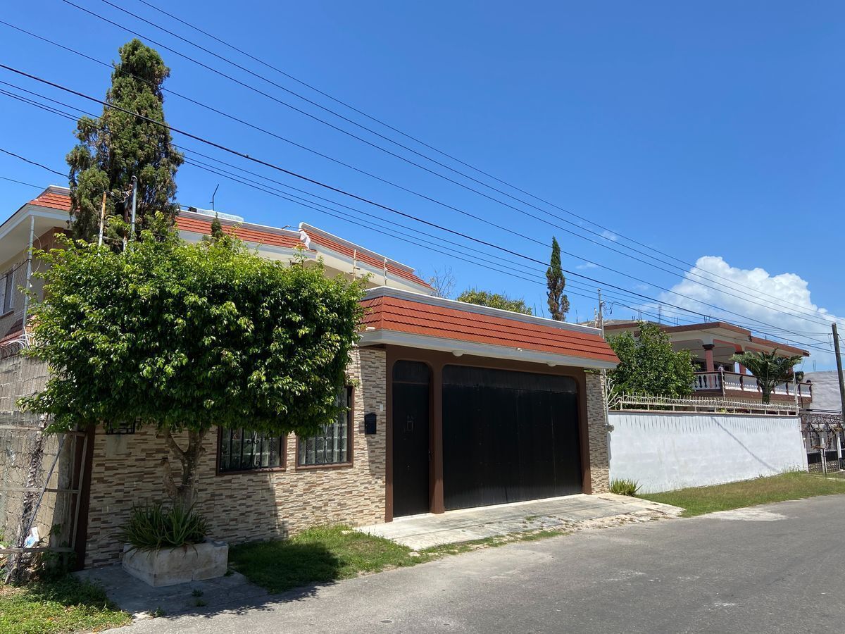 CASA DE 3 RECAMARAS CON AMPLIO TERRENO, EN COL. MAGISTERIAL, CHETUMAL.