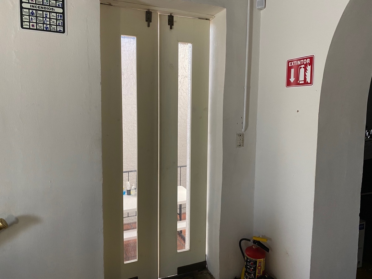 33 de 46: puerta que divide segundo piso con áreas de servicios