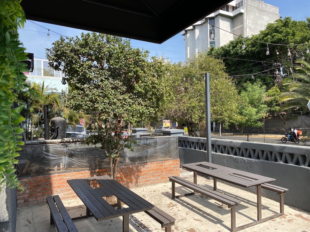 42 de 46: terraza al exterior con vista hacia avenida Gamboa