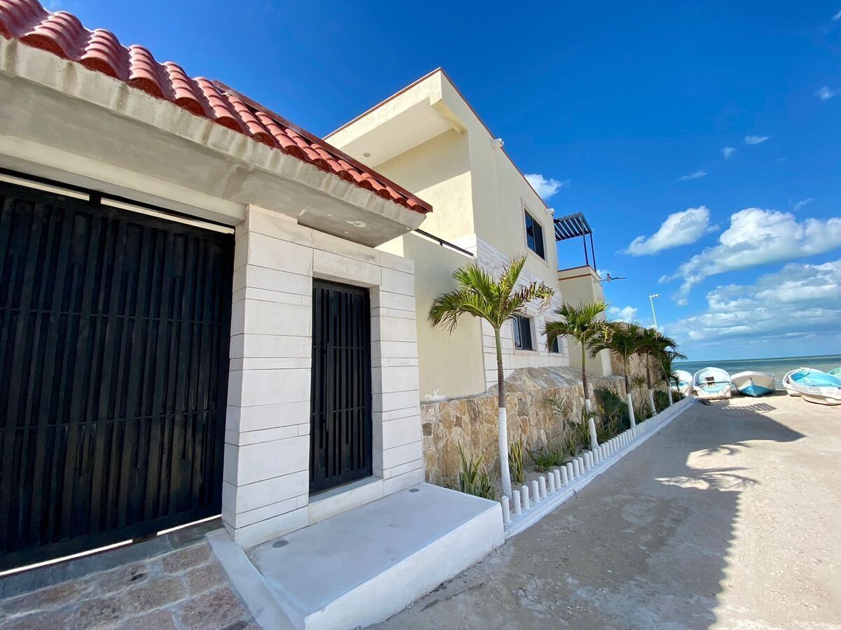 CASA EN VENTA EN MÉRIDA, CHICXULUB PUERTO, FRENTE AL MAR, ENTREGA INMEDIATA.