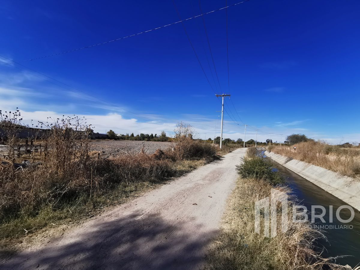 10 de 13: Camino y canal con frente 