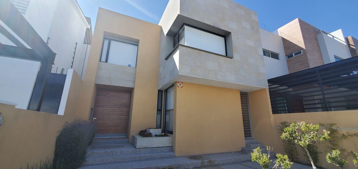 Se Renta Hermosa Casa en Cumbres de Juriquilla,  m2, Equipada y de LUJO