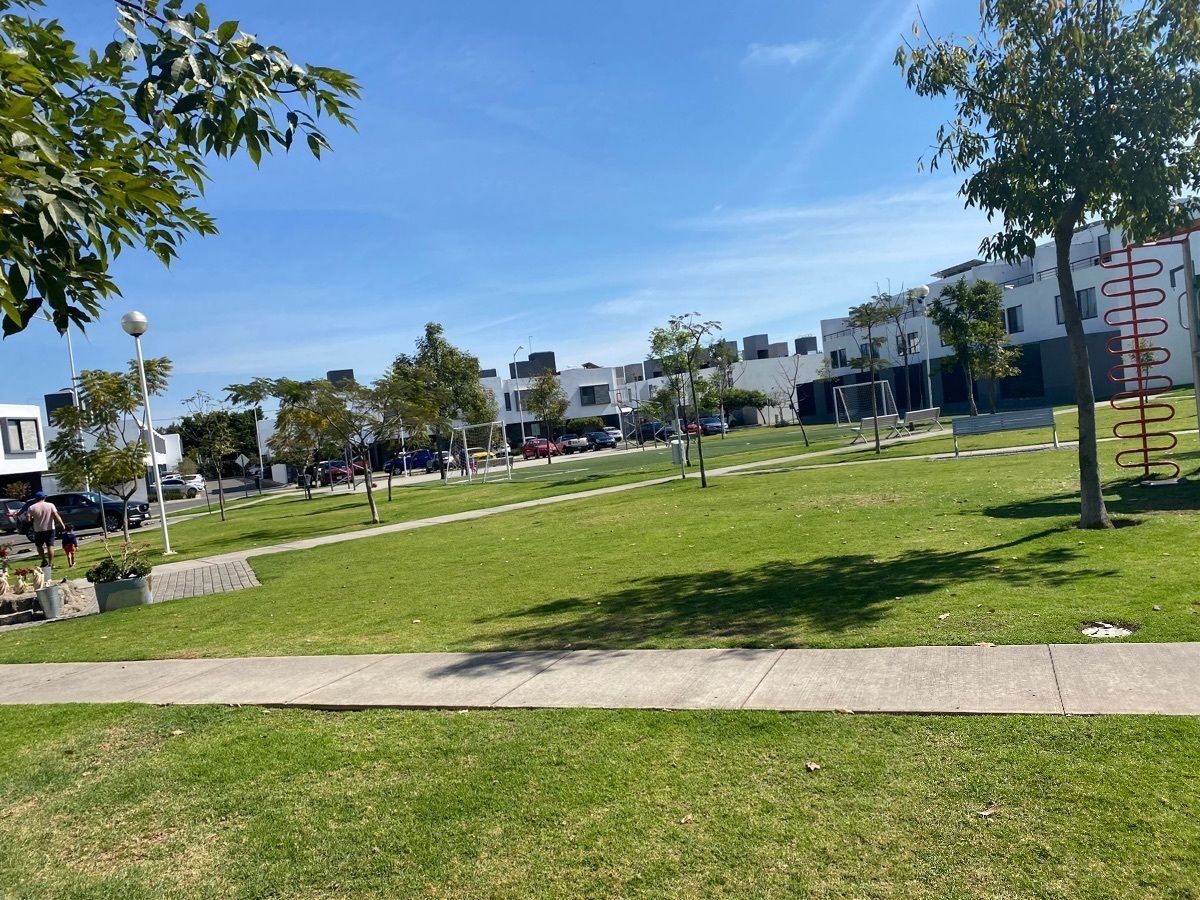 24 de 29: juegos infantiles y áreas verdes