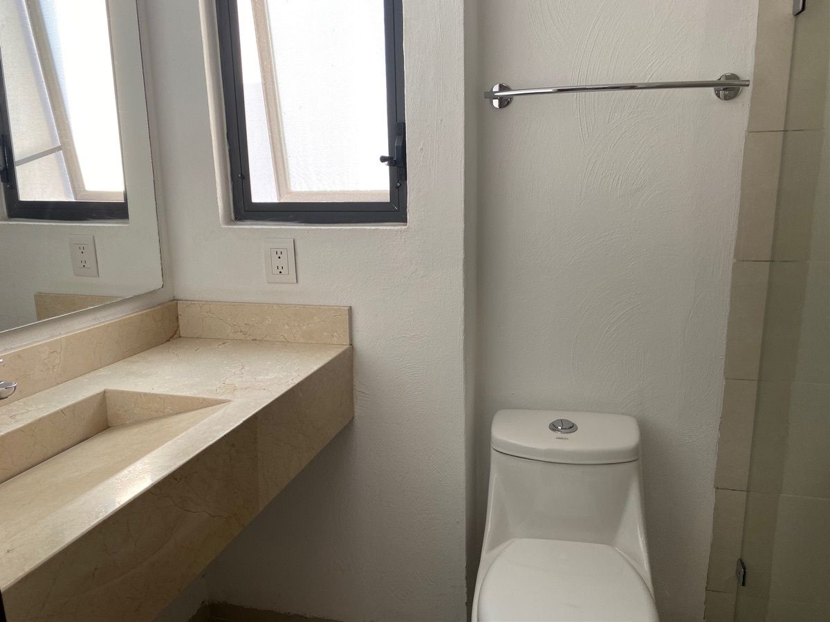 18 de 29: baño muy iluminado