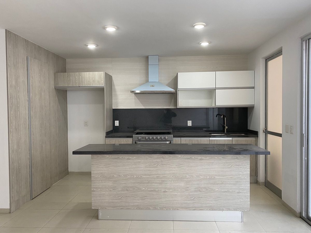 25 de 29: cocina con isla para sillas periqueras