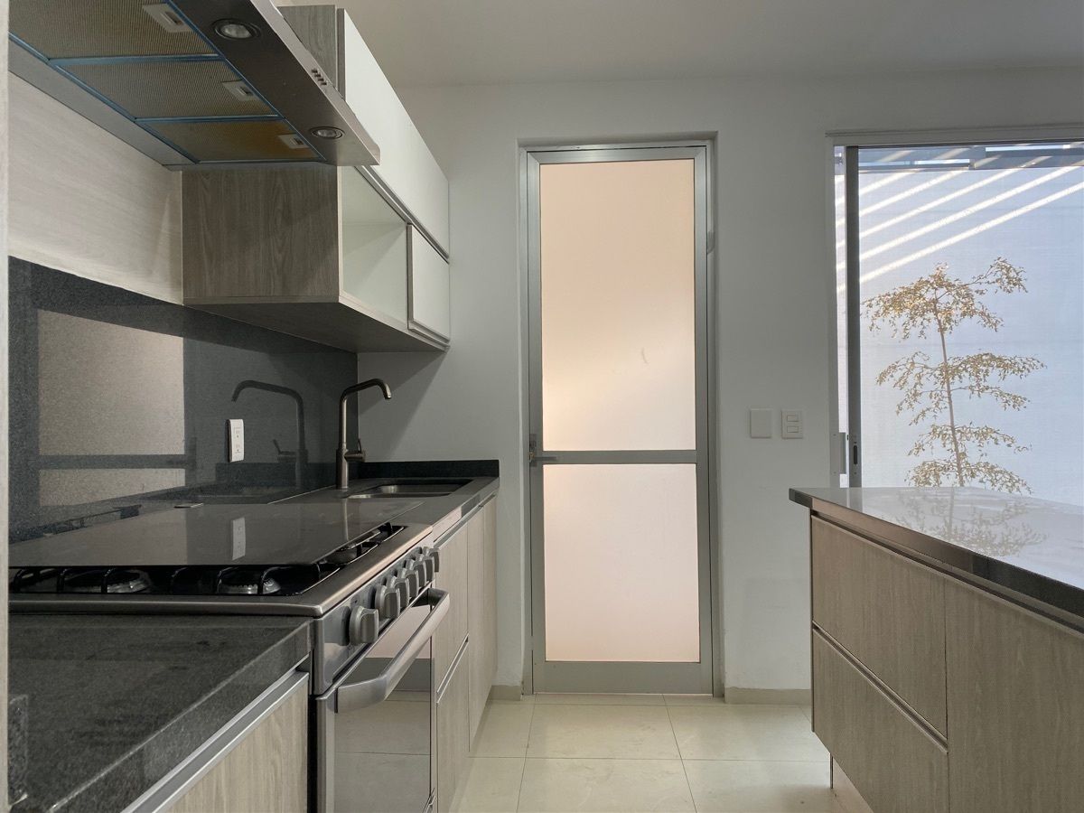 27 de 29: cocina integral y puerta de área de lavado con frost