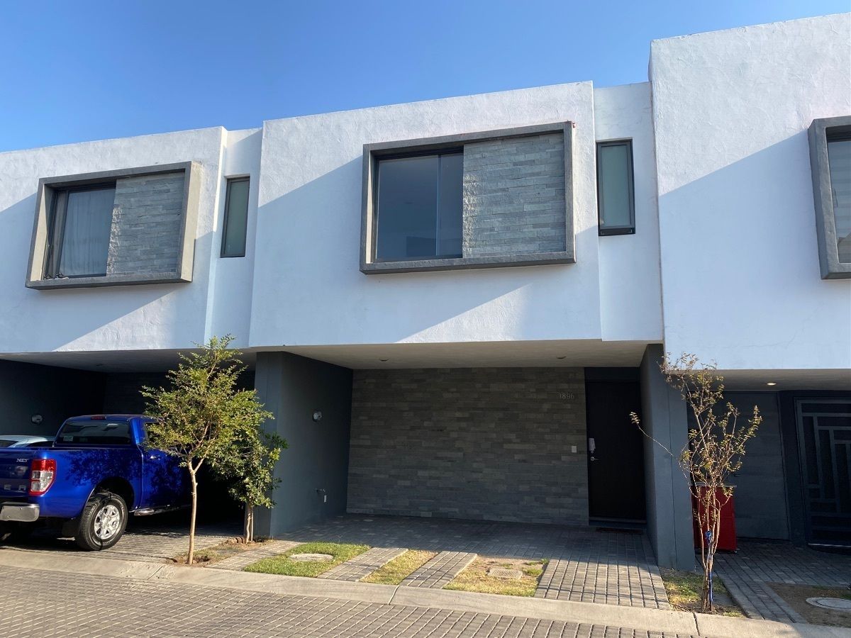 28 de 29: frente de la casa en Puerta Laurel Norte