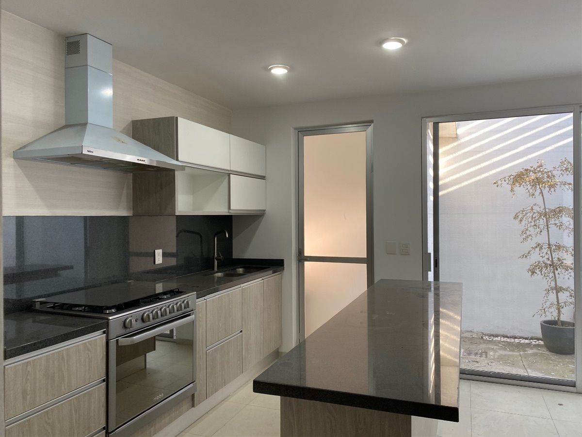 1 de 29: moderna cocina con vista al patio de macetas