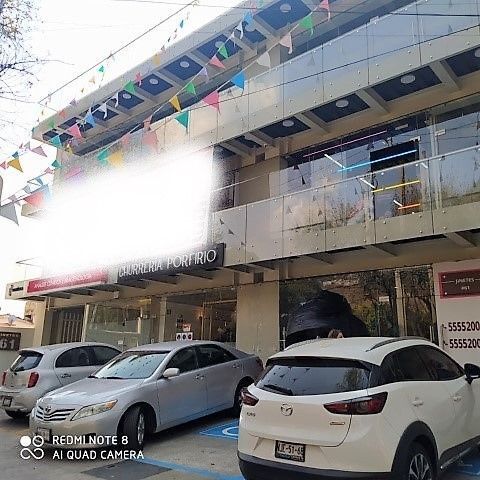 2 of 10: Fachada mostrando estacionamientos para clientes