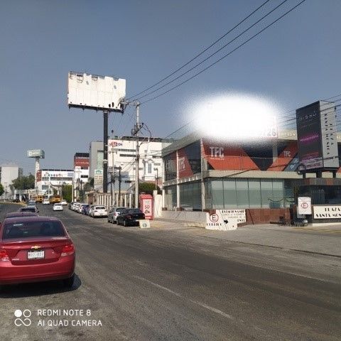 2 de 14: Lateral de la plaza