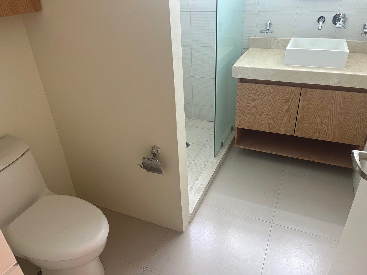 38 de 48: baño de recámara secundaria