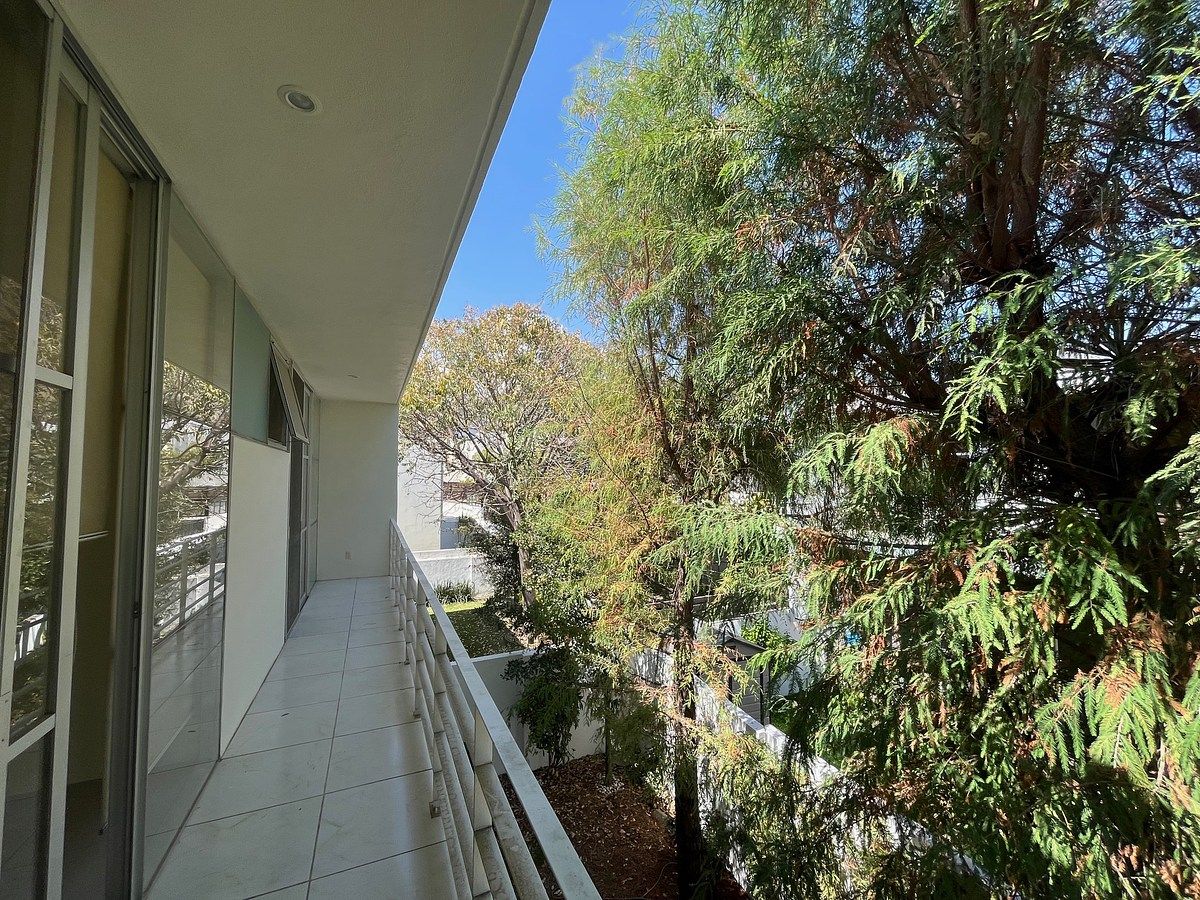 40 de 48: dos recámaras salen a balcón