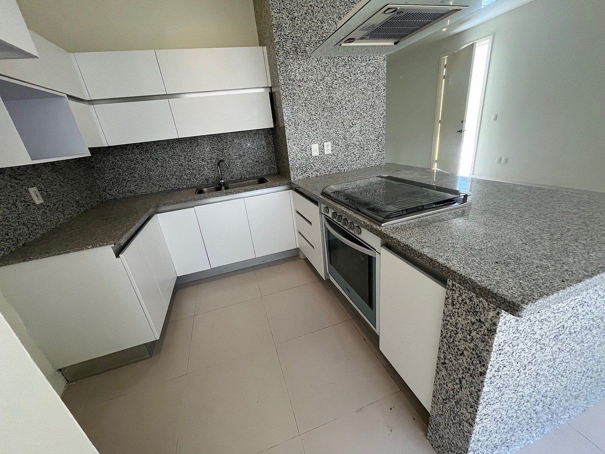 10 de 48: cocina integral con estufa, horno y campana