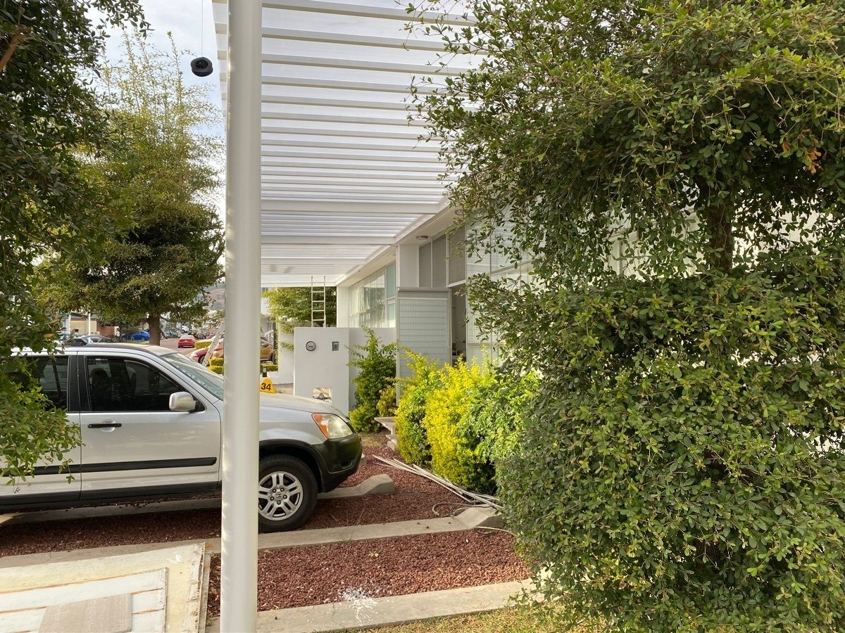 20 de 48: cochera con techo 