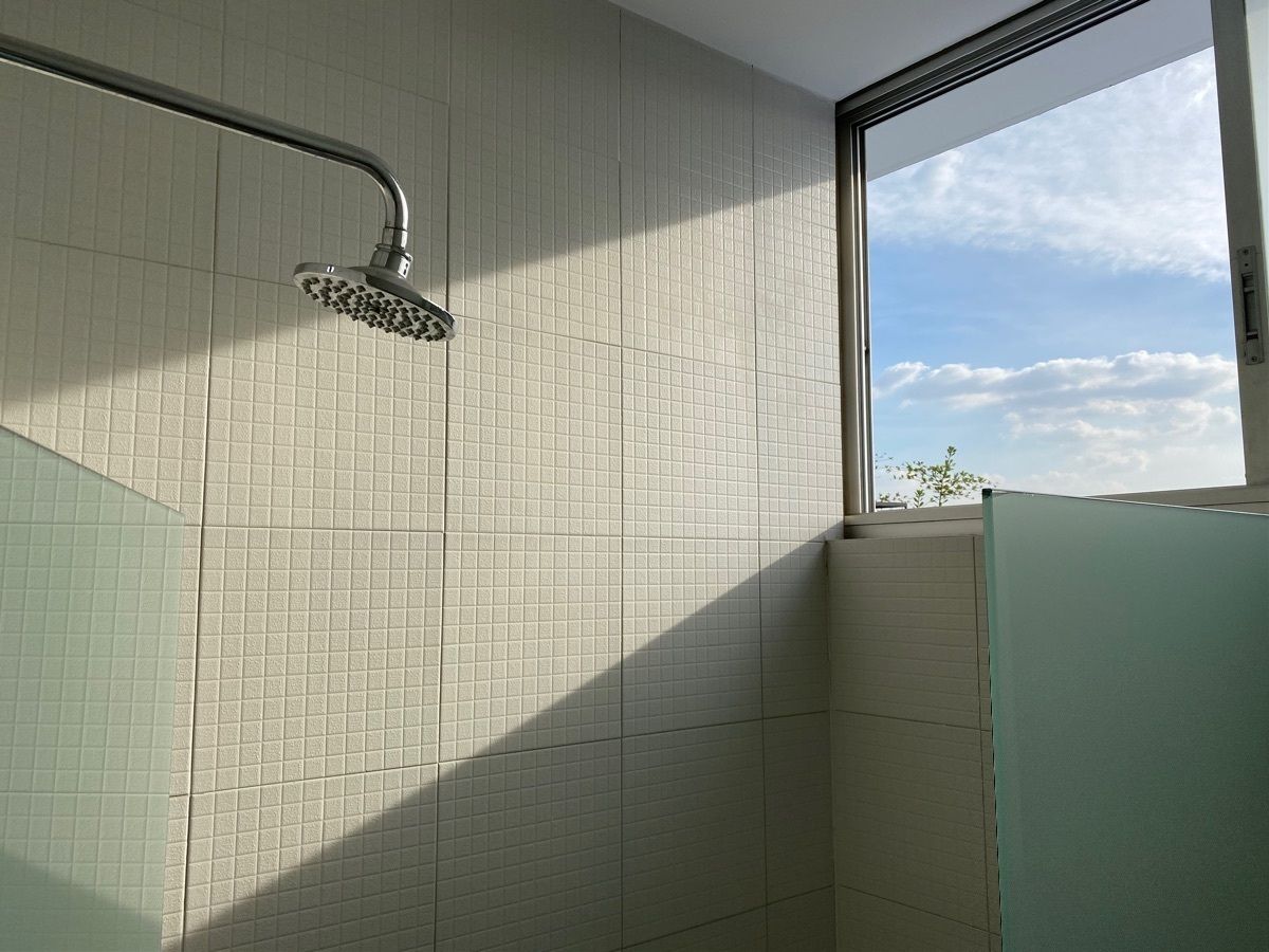 28 de 48: baño principal con tina