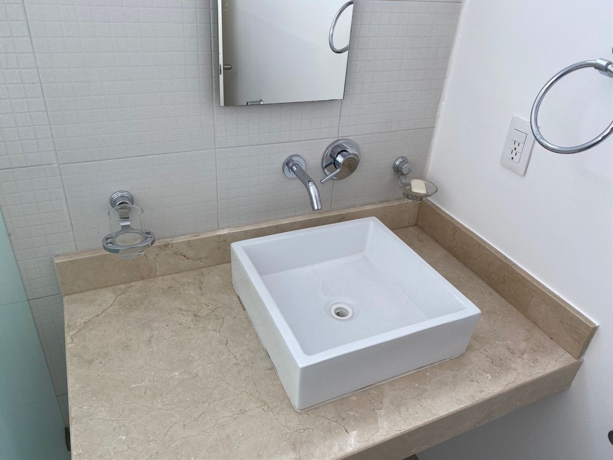 33 of 50: baño recámara tres