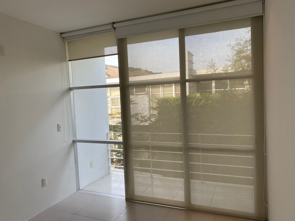 34 of 50: recámara tres sale a balcón