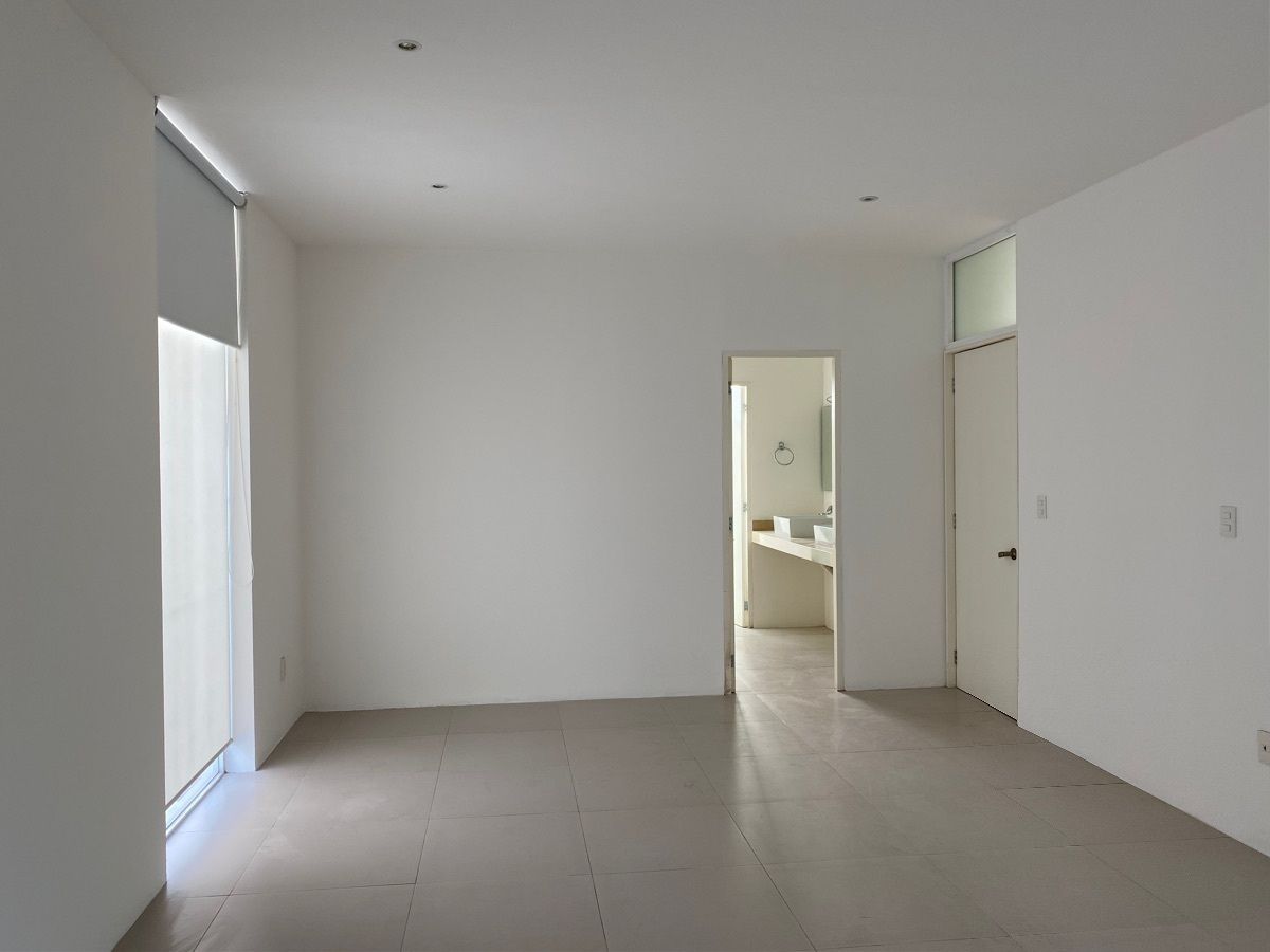 19 de 48: recámara principal que sale a balcón