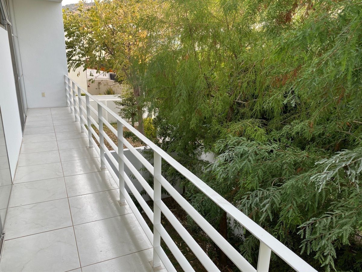 24 of 50: balcón de recámara principal y recámara tres