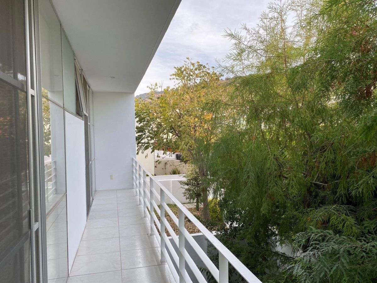 35 of 50: balcón recámara tres 