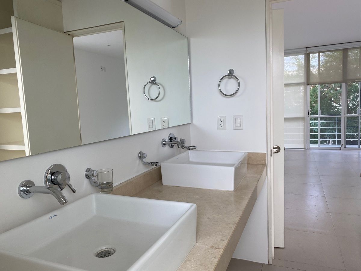 25 of 50: baño principal con vestidor muy amplio