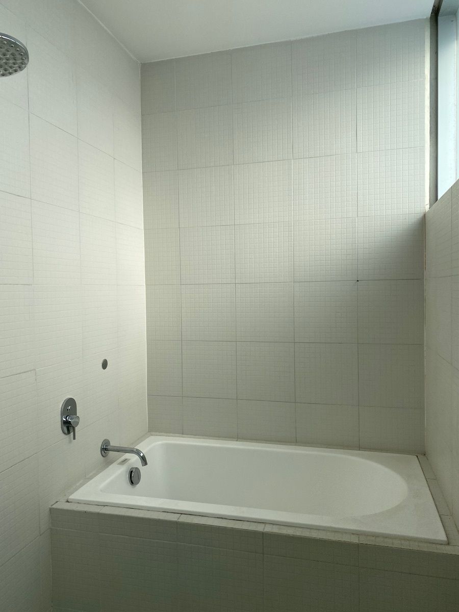 29 de 48: tina en baño principal