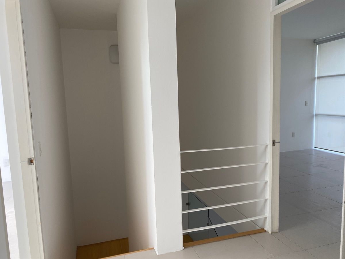 23 of 50: distribuidor al subir la escalera