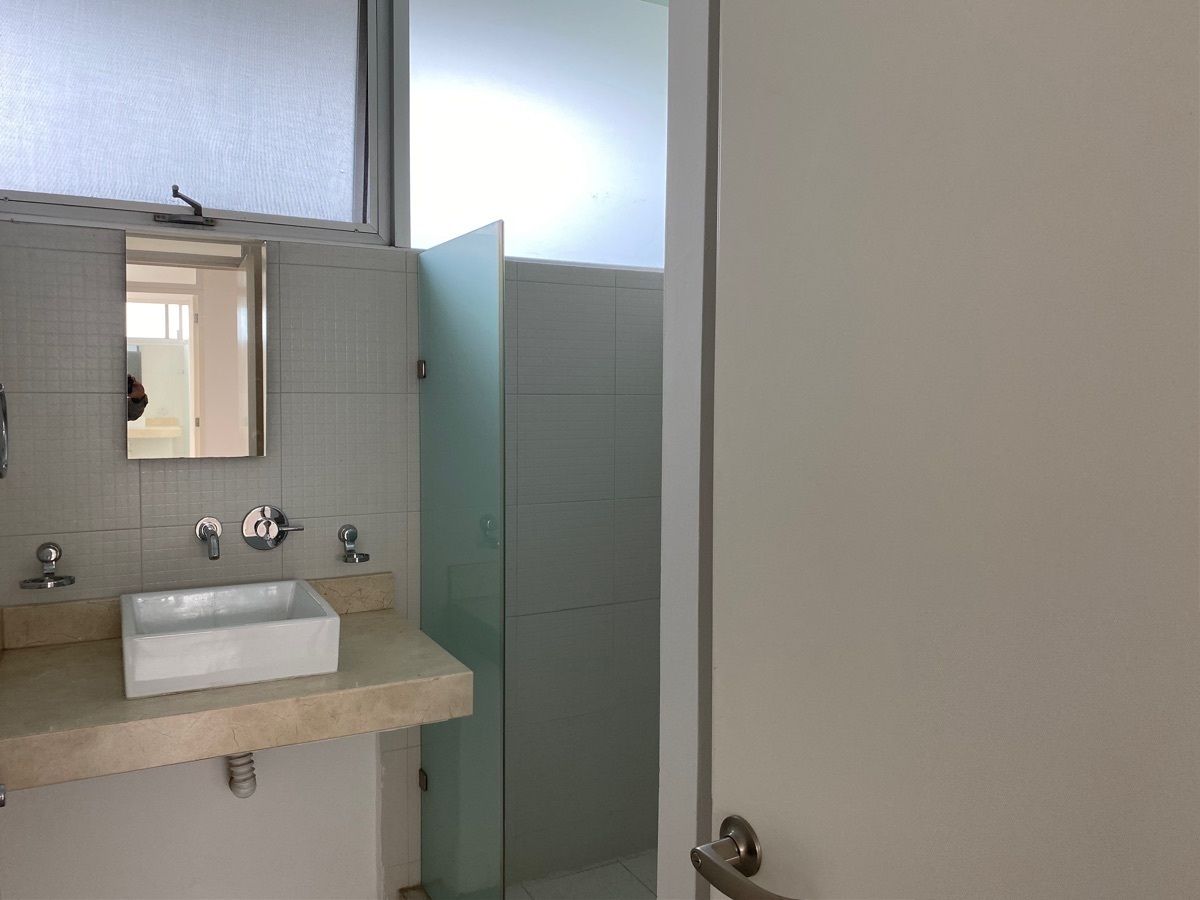 37 of 50: baño de recámara tres