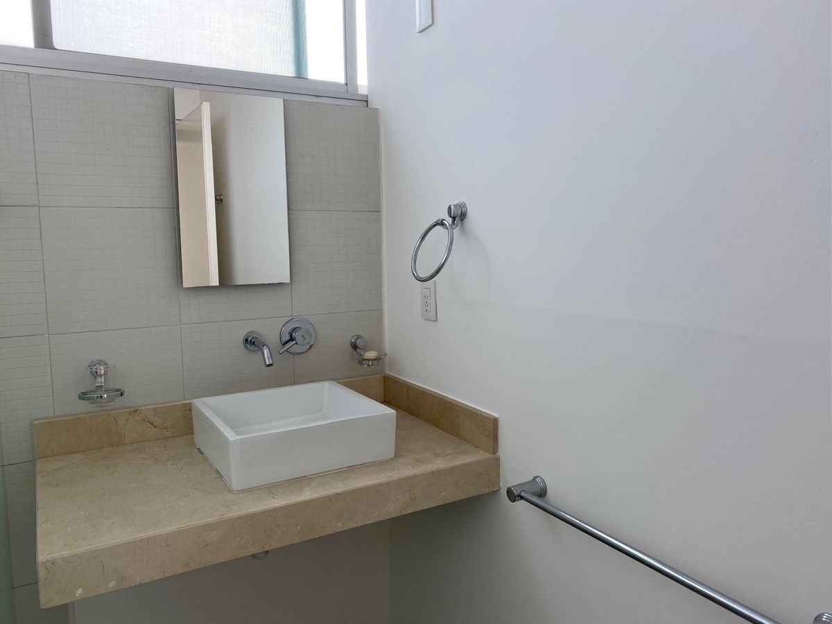 39 of 50: baño de recámara secundaria