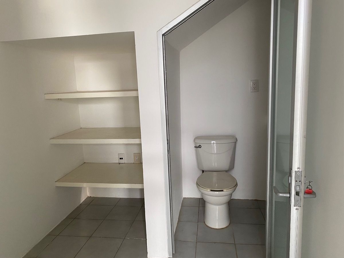 15 de 48: baño de servicio y pequeño cuarto con repisas servicio