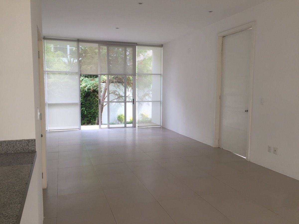 9 de 48: puerta principal y amplio salón 